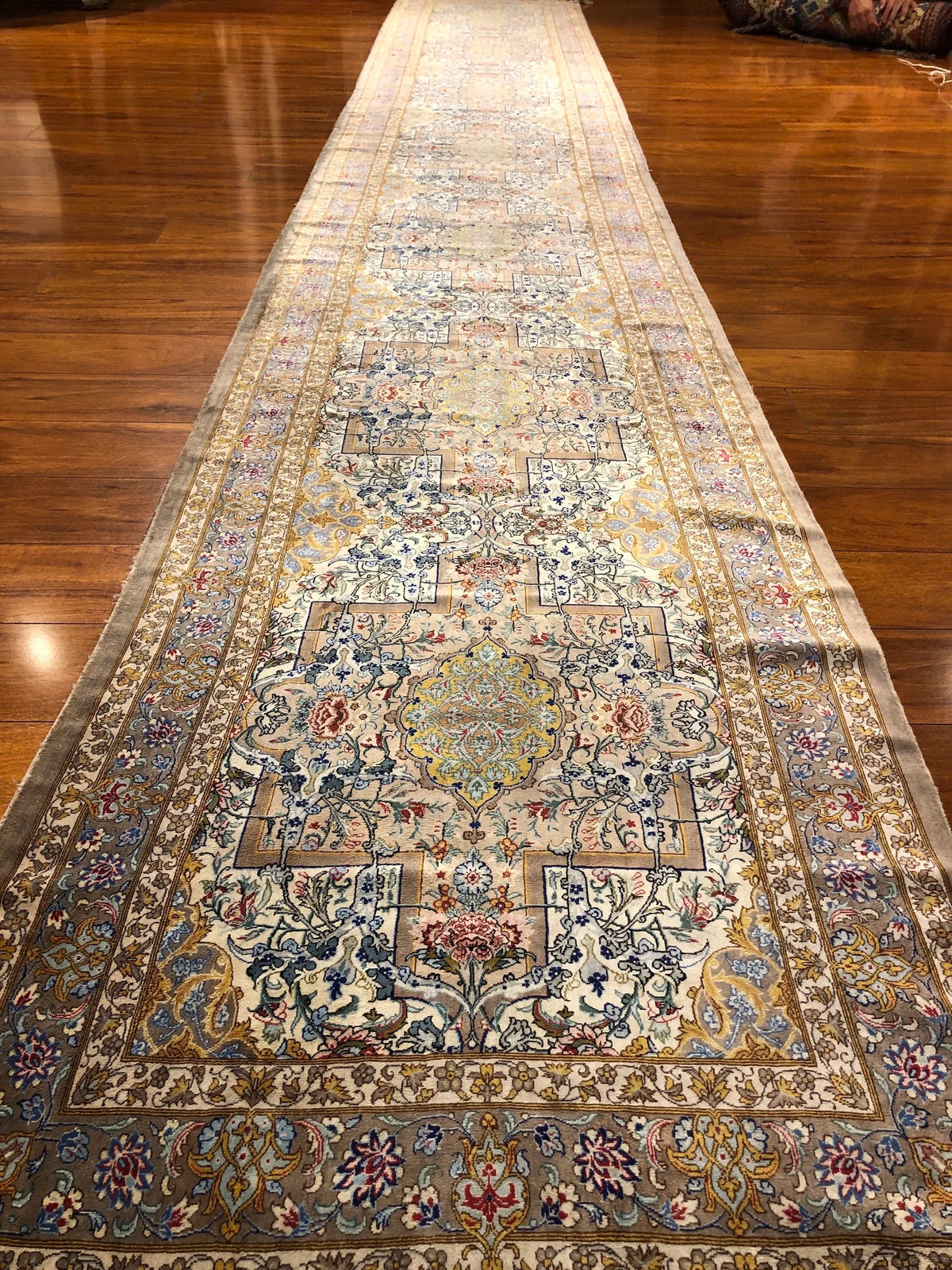 2'7"x16'8" Silk Qum, Classic