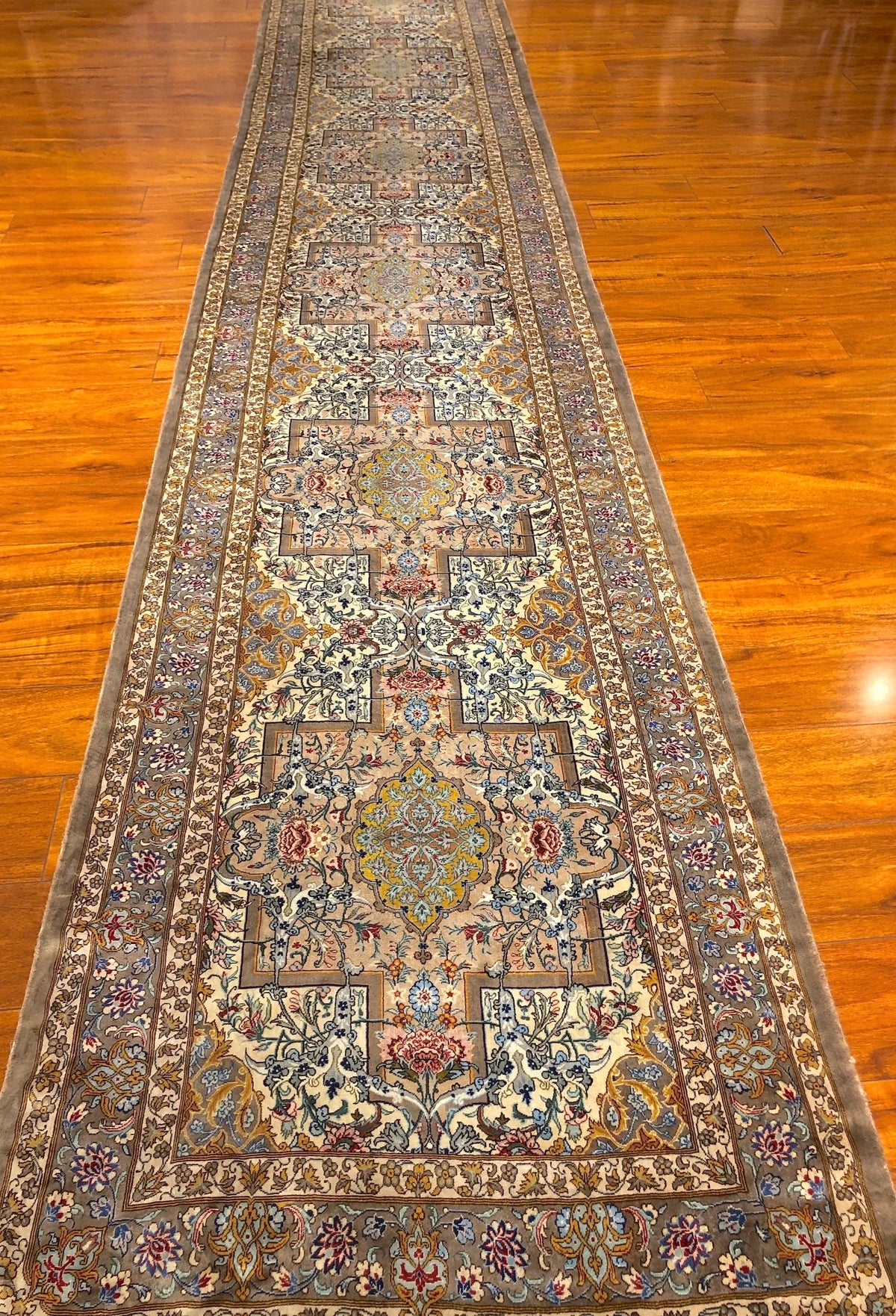 2'7"x16'8" Silk Qum, Classic