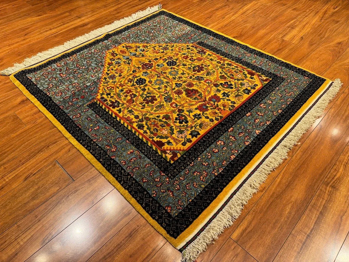 4'1"x4'5" Qashqaii, Tribal (Mehrab)