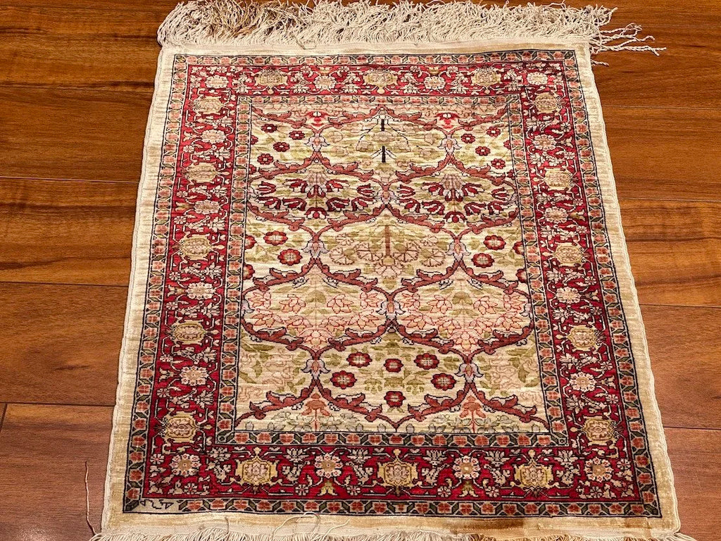 1' 6 X 2' 1"" Hereke, Antique